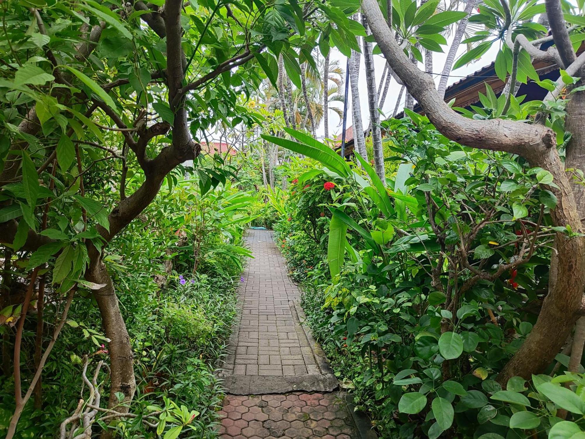 Adus Beach Inn Legian Dış mekan fotoğraf